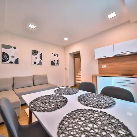 Kriszta Deluxe Vendeghaz Apartment Ujfeherto