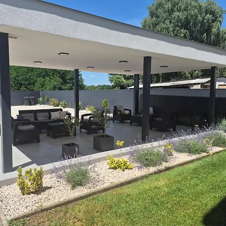 Kriszta Deluxe Appartamento Ujfeherto